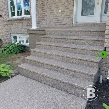 Protected concrete porch alt="Concrete porch covered with a grey coating."